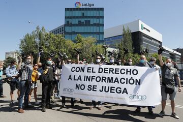 Concentración de fotógrafos y cámaras de televisión en la puerta de la sede de LaLiga en Madrid