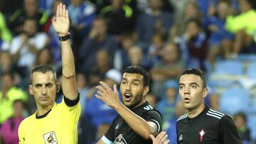 El colegiado Santiago Jaime Latre anula un tanto al Celta de Vigo ante la protesta de los jugadores celtiñas, Iago Aspas y Cabral, durante el encuentro correspondiente a la décima jornada de Primera disputado en La Rosaleda.