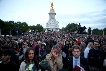 Miles de personas se han acercado al palacio de Buckingham para despedirse de la reina Isabel II.