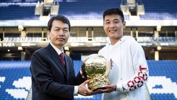 Wu Lei recibiendo balon de oro chino en 2019.
