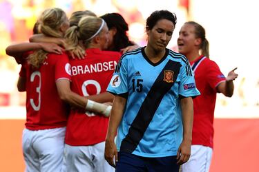 Tras tres ediciones sin participar en la Eurocopa, “La Furia” estaba de vuelta. La selección estuvo a la altura de una complicada fase de grupos (Inglaterra, Rusia y Francia) y obtuvo su pase a cuartos pasando en segundo lugar. Allí les tocó un hueso duro de roer, la experimentada Noruega, la cual no le dejó ninguna opción con un contundente tres a uno. Más tarde, las vikingas rojas perdieron la final frente a Alemania.