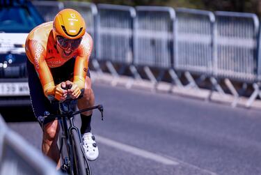  El ciclista español Luis Ángel Maté, del Euskaltel, durante la primera etapa de la Vuelta a España, una contrarreloj individual entre Lisboa y Oeiras (12 km).