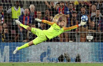 27 a?os. PSV Eindhoven. Segunda alternativa a Cillessen si, como parece, el holand¨¦s acaba saliendo del Bar?a el pr¨®ximo verano. No pudo lucirse en su primer partido contra los azulgrana en la Champions pero ya ha sido 11 veces internacional con Holanda. Su valor de mercado, 10 millones de euros.