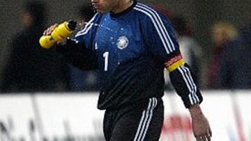 <b>MAL GESTO</B>. Kahn no quiso intercambiar su camiseta con Casillas tras la derrota de Alemania frente a España.