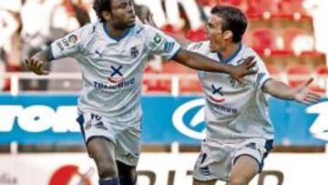 <b>CALIDAD ASEGURADA. </b>Kome celebra su gol al Eibar ante el gesto cómplice de Alfaro. El jugador africano ha iniciado la temporada a tope.