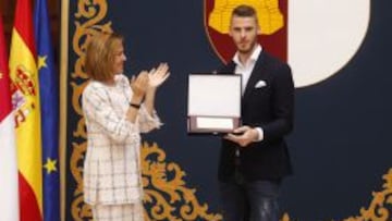 TÍTULO. Dolores de Cospedal, presidenta en funciones de Castilla-La Mancha, dio una placa a De Gea.