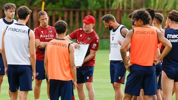 Julián Calero con varios jugadores de la plantilla en El Saler.