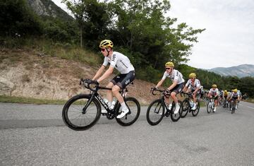Los pilotos de Sky Christian Knees y Luke Rowe lideran el pelotón durante la 19ª etapa del Tour de Francia.
