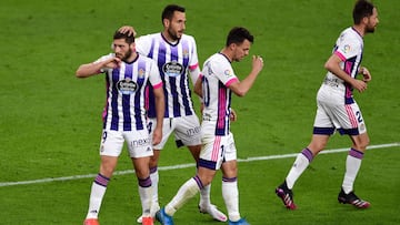 BILBAO, SPAIN - APRIL 28: Shon Weissman of Real Valladolid celebrates with team mates after scoring their side's second goal during the La Liga Santander match between Athletic Club and Real Valladolid CF at Estadio de San Mames on April 28, 2021 in