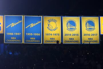 El Oracle Arena se vistió de gala para el arranque de la temporada NBA: los Warriors recibieron sus anillos de campeones y alzaron otra bandera al techo del pabellón. Arrancó la temporada 2017-18.