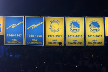 El Oracle Arena se visti車 de gala para el arranque de la temporada NBA: los Warriors recibieron sus anillos de campeones y alzaron otra bandera al techo del pabell車n. Arranc車 la temporada 2017-18.