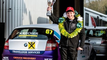 Bobby Trundley con su trofeo de ganador y su coche.