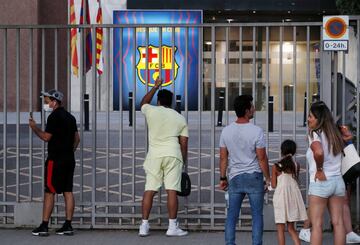 Los seguidores del Bar?a miraban entre las rejas, hac¨ªan fotos y esperaban noticias sobre el futuro de Leo Messi. La incertidumbre crec¨ªa seg¨²n pasaban los minutos.