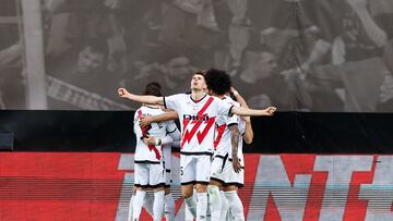 MADRID, 26/10/2024.- El centrocampista del Rayo Vallecano Gumbau (c) celebra tras anotar un gol este sábado, durante el partido de la jornada 11de LaLiga EA Sports, entre el Rayo Vallecano y el Alavés, en el Estadio de Vallecas, en Madrid. EFE/ Rodrigo Jiménez