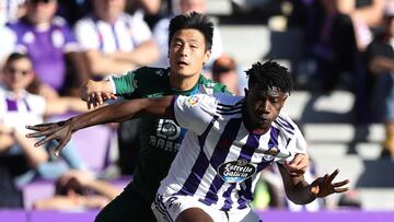 VALLADOLID, SPAIN - FEBRUARY 23: Mohammed Salisu of Valladolid battles for possession with Wu Lei of RCD Espanyol during the La Liga match between Real Valladolid CF and RCD Espanyol at Jose Zorrilla on February 23, 2020 in Valladolid, Spain. (Photo by An