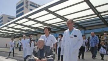El presidente de honor del Real Madrid, a su salida del hospital.