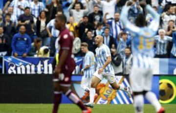 El delantero neerlandés-marroquí del Málaga Nordin Amrabat celebra su gol, primero de su equipo ante el Deportivo