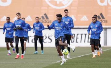 Vinicius inicia un malabarismo durante el último entrenamiento del Real Madrid.