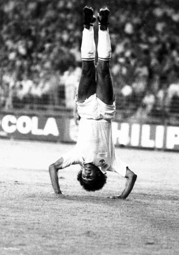 El jugador del Real Madrid, Atlético de Madrid, Rayo Vallecano... Hugo Sánchez, celebraba todos sus goles con su característica voltereta.