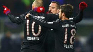 Bernat y Ribery felicitan a Robben por su gol.