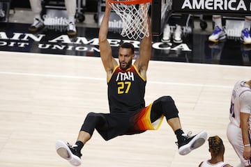 ESTADÍSTICAS 2020-21: 14 puntos, 13,5 rebotes, 2,7 tapones. El ancla sobre el que pivotan estos Utah Jazz de récord. La defensa es su seña de identidad, la zona es su terriotorio. Intimidador cerca y lejos de la canasta, busca su tercer premio de Defensor del Año.