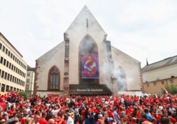 Gran ambiente en las calles de Basilea antes de la final. 