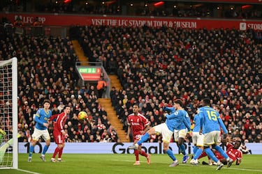 Liverpool mantiene hundidos a Mosquera y Arias con los Wolves