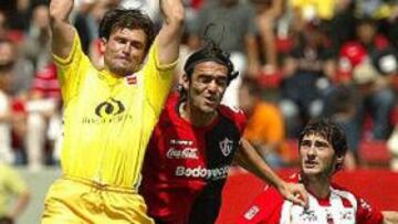 <B>DE GARANTÍAS.</B> Fuentes, en el centro, ya fue internacional con la selección argentina y ha sido convocado recientemente por el nuevo entrenador, Alfio Basile.