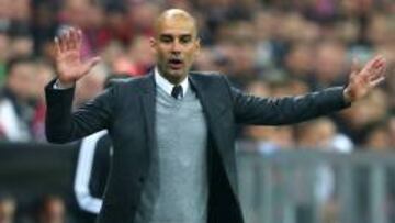 Pep Guardiola da instrucciones durante el partido contra el Benfica.