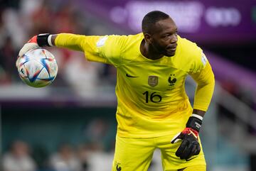 Aunque nunca se asentó como titular en la portería, Mandanda era un habitual en las convocatorias con la selección francesa en los últimos años.