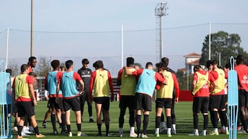 04-10-25. LA PLANTILLA DEL SPORTING EN UN ENTRENAMIENTO DE ESTA SEMANA EN MAREO.