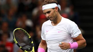 Rafael Nadal celebra un punto durante su partido ante Stan Wawrinka en el Rolex Paris Masters en el AccorHotels Arena de Par&iacute;s, Francia.