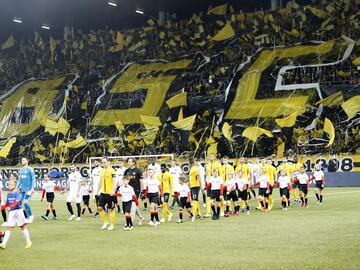 Salida al campo de los jugadores.