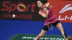 Carolina Marin devuelve una bola ante Pusharla Sindhu durante los cuartos de final del Open de Singapur.