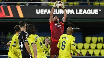 Villarreal's Spanish goalkeeper #01 Pepe Reina jumps to make a save during the UEFA Europa League 1st round group F football match between Villarreal CF and Maccabi Haifa at La Ceramica stadium in Vila-real on December 6, 2023. (Photo by JOSE JORDAN / AFP)