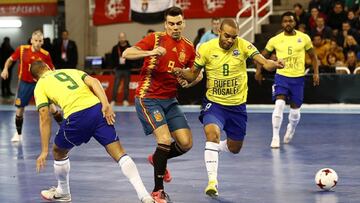 Sergio Lozano pelea un bal&oacute;n con Leo Santana.