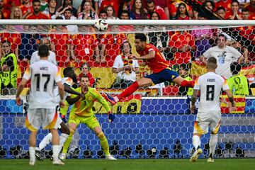 Dani Olmo, MVP del partido, recibe al borde del área y la pone de manera magistral para la cabeza del jugador internacional de la Real Sociedad que anota el segundo. Imposible para Manuel Neuer.