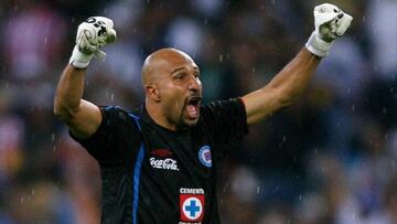 &Oacute;scar P&eacute;rez jugando con Cruz Azul.