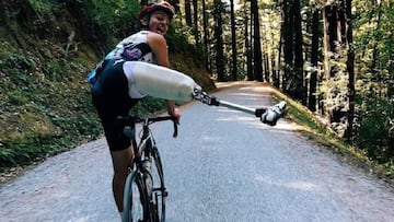 Adrien Costa rueda en bicicleta con una pr&oacute;tesis en su pierna derecha despu&eacute;s de que se la amputasen el pasado mes de agosto tras qued&aacute;rsele aplastada por una roca mientras realizaba escalada.