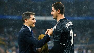 MADRID, SPAIN - OCTOBER 22: Former Real Madrid goalkeeper Iker Casillas gives Thibaut Courtois of Real Madrid the Yashin Trophy prior to the LaLiga Santander match between Real Madrid CF and Sevilla FC at Estadio Santiago Bernabeu on October 22, 2022 in Madrid, Spain. (Photo by Angel Martinez/Getty Images)