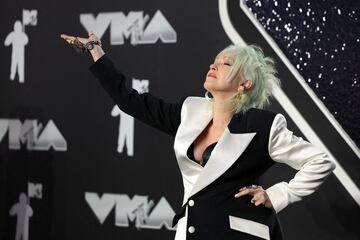 Cyndi Lauper posa en la alfombra roja de los MTV Video Music Awards.