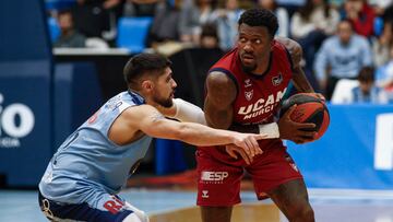 LUGO, 17/12/2023.- El base canadiense del UCAM Murcia Dylan Ennis (d) disputa un balón con el base español del Breogán Sergi Quintela (i) durante el partido de la jornada 14 de Liga ACB celebrado este domingo en el Pazo Provincial dos Deportes de Lugo. EFE/Eliseo Trigo