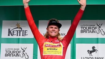 El ciclista danés Julius Johansen posa en el podio del Tour de Gran Bretaña 2024 durante su etapa en las filas del Sabgal / Anicolor antes de fichar por el UAE Emirates