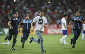 Un espontáneo con una pancarta en la que reza: "Libertad para Shant Harutyunyan y todos los presos políticos en Armenia".