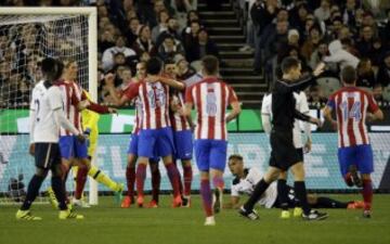 Los jugadores celebran el 0-1 de Godín. 