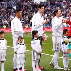 El Bernabéu guardó silencio y rompió a aplaudir por Kobe