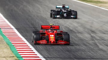 Charles Leclerc (Ferrari SF1000) y Lewis Hamilton (Mercedes W11). Barcelona, España. F1 2020.