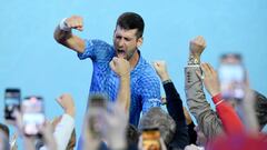 Novak Djokovic celebra con el público su victoria en el Open de Australia 2022.