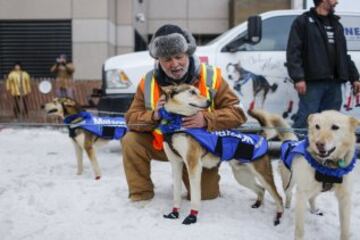 Acto ceremonial del comienzo de la carrera de trineos con perros que se celebró el pasado sábado en Anchorage, Alaska.