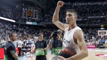 Jaycee Carroll celebra el triple que encarril&oacute; el t&iacute;tulo de Liga en 2019 ante el Barcelona.